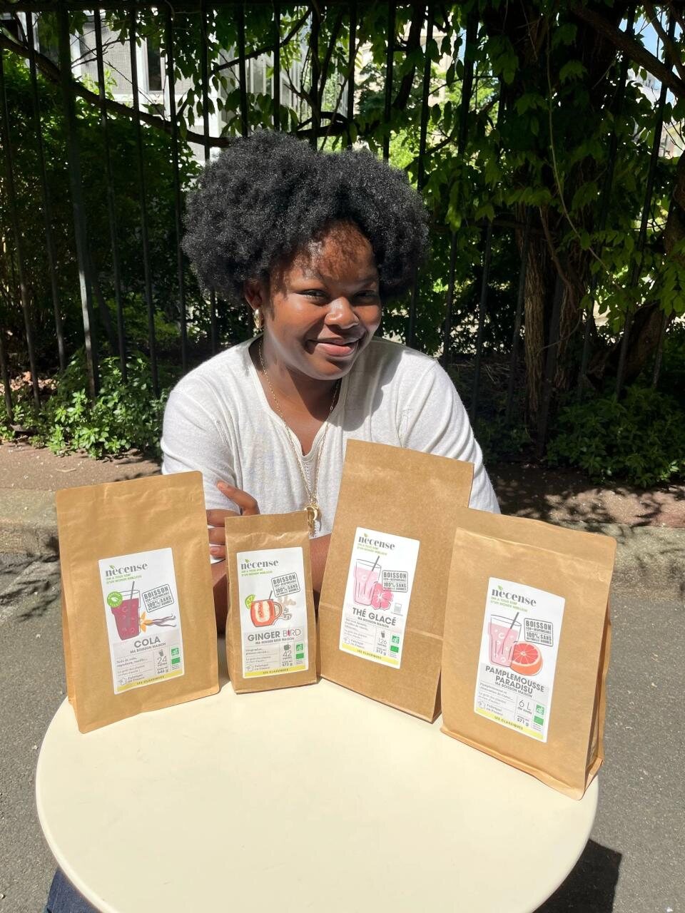 Audrey présentant les produits développés chez Necense