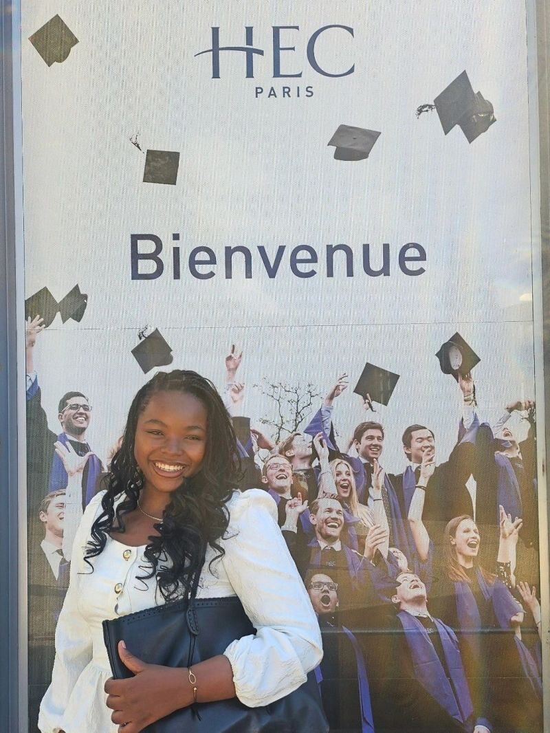 Audrey devant HEC Paris